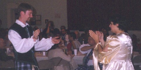 bride_and_groom_dancing.jpg - 23634 Bytes